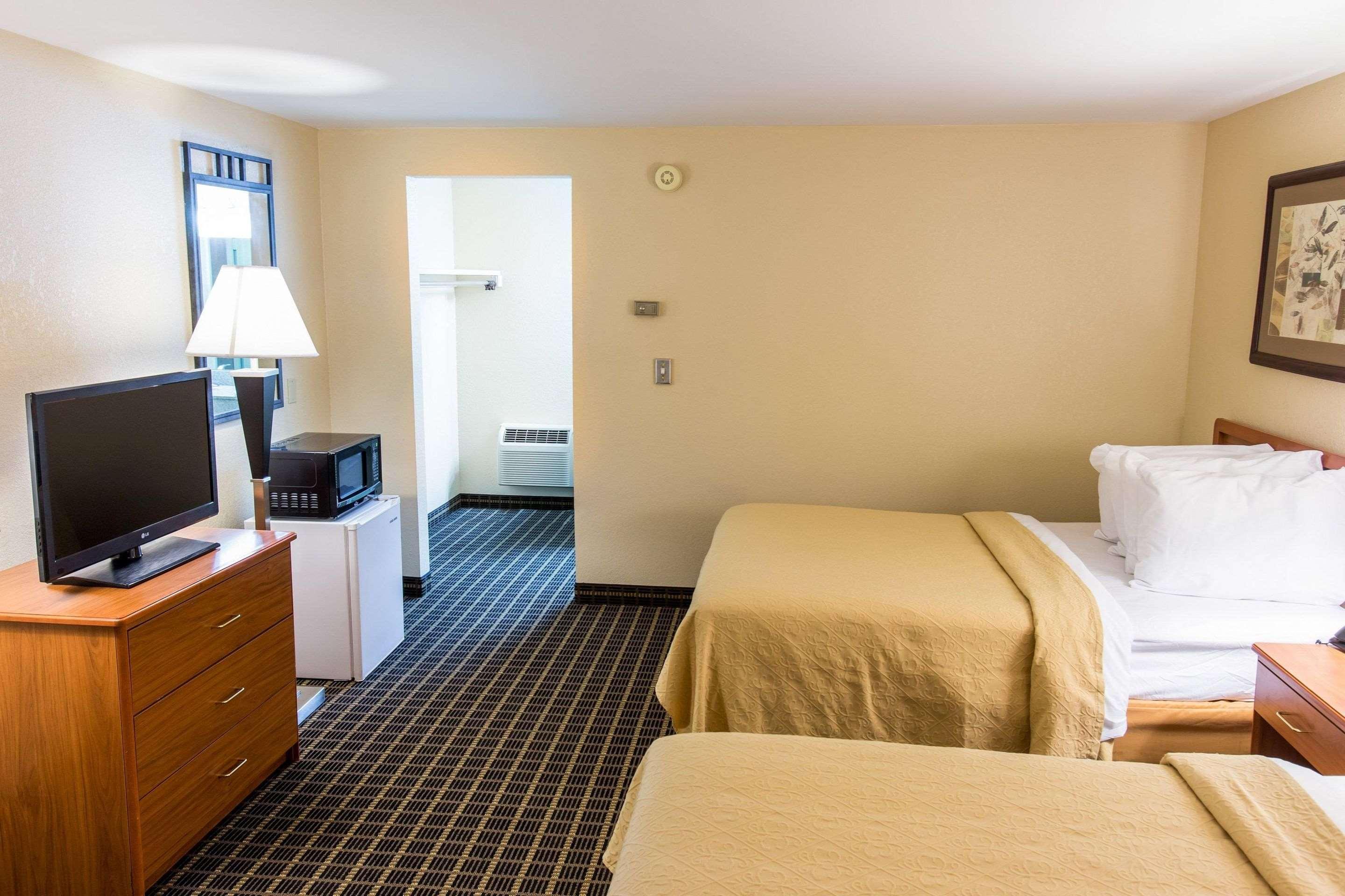 Quality Inn & Suites Big Rapids Near University Eksteriør bilde