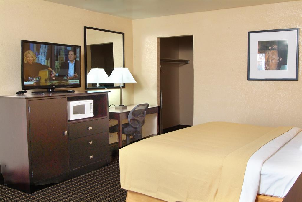 Quality Inn & Suites Big Rapids Near University Eksteriør bilde