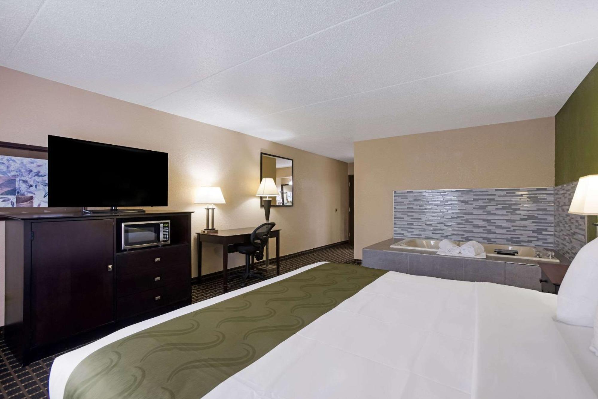 Quality Inn & Suites Big Rapids Near University Eksteriør bilde